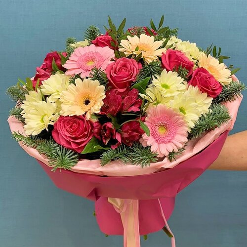 Букет "Зимний поцелуй" из кустовой хризантемы, розы, альстромерии, и гермини с нобилисом N 27793