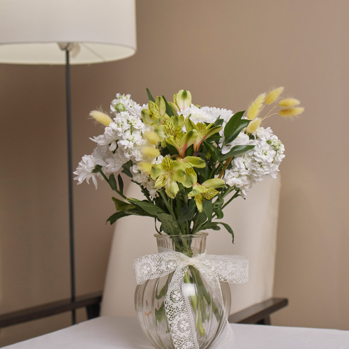 Букет из альстромерии с матиолой в вазе. Сет арт. 82239