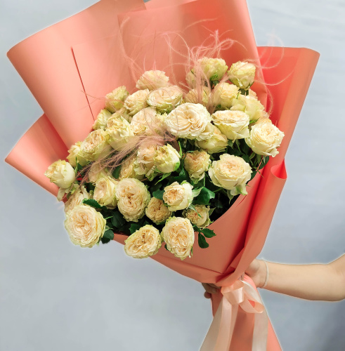 Букет из кустовых пионовидных роз кремового цвета арт. 47537
