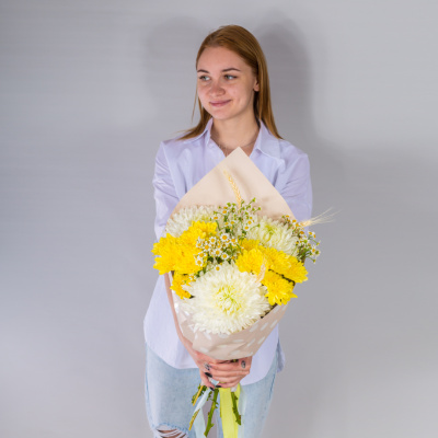 Букет из одноголовых и кустовых хризантем с ромашками N 52704
