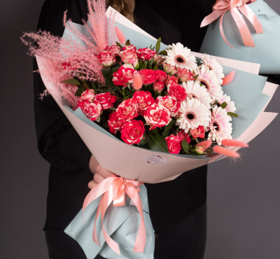 Букет из кустовой розы и мини гербер "Офелия стандарт. Размер L". 35973