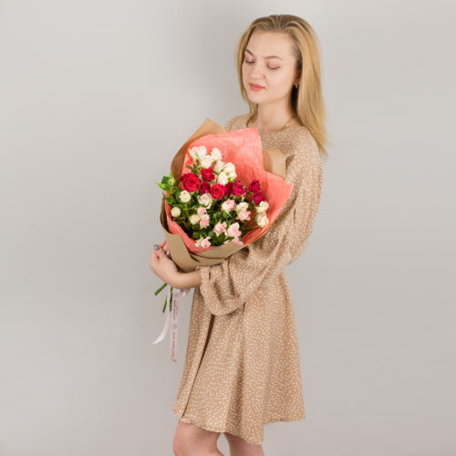 Букет из красных и розовых кустовых роз арт. 50401-КР