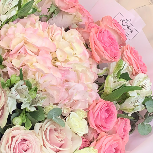 Букет с гортензией и кустовыми розами арт. 71077