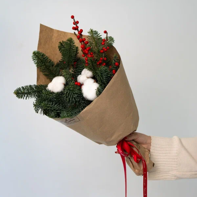 Букет с еловыми ветками, ягодами и хлопком "Зимняя классика" N 90872-S размер S