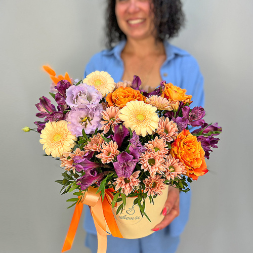 х Шляпная коробка с оранжевыми розами, герберами и альстромерией арт. 52460