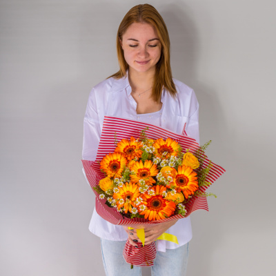 Букет из оранжевых гербер и желтых роз с ромашками 52671