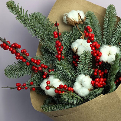 Букет Зимняя классика с нобилисом, красными ягодами и хлопком N 72815