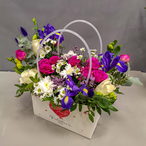 Сумка с живыми цветами "Взрыв эмоций" яркий микс из кустовой хризантемы, розы и ирисов арт. 45000