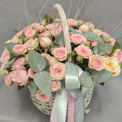 Корзина нежных кустовых роз 45005