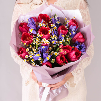 Букет из малиновых тюльпанов с ирисами и ромашками 59877