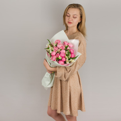 Букет из кустовых пионовидных розовых роз с альстромерией N 50422