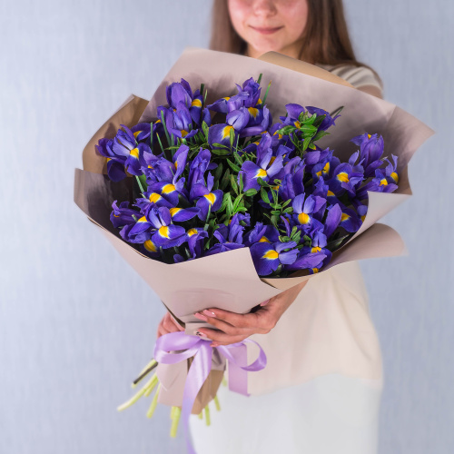 Букет из Ирисов с зеленью в упаковке арт. 35833