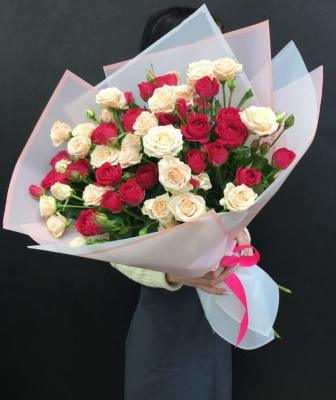 Букет "Предчувствие любви" из белых и красных кустовых роз. 27803
