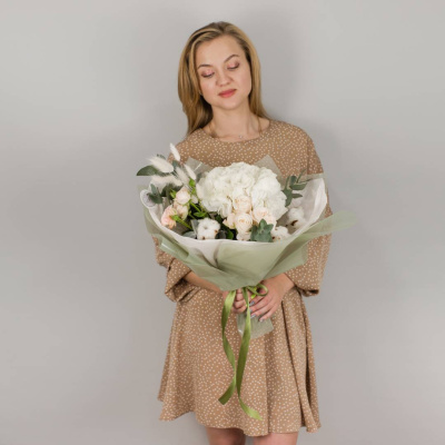 Букет из гортензии и пионовидных роз с эвкалиптом N 50473