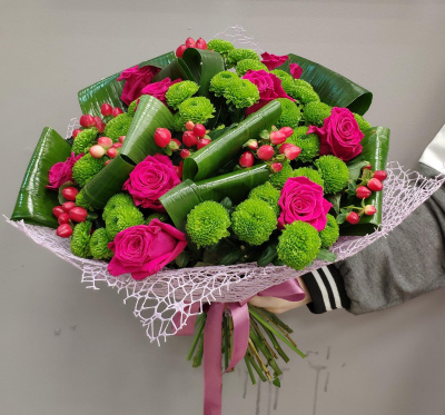 Букет "Ваше величество" из кустовой хризантемы, розы Эквадор и гиперикума N 6976