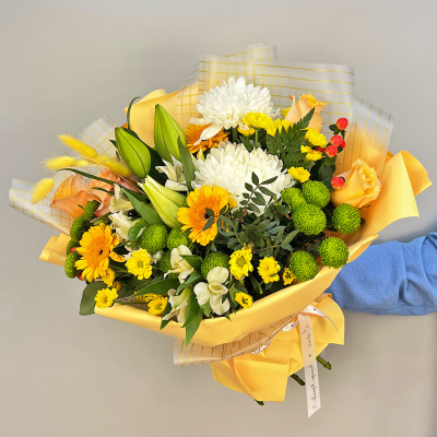 Букет из одноголовых хризантем с лилей и герберами N 52463