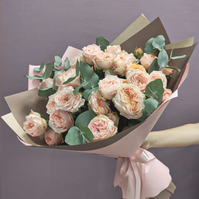 Букет из 9 кустовых пионовидных персиковых роз с эвкалиптом 45354-Перс