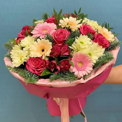 Букет "Зимний поцелуй" из кустовой хризантемы, розы, альстромерии, и гермини с нобилисом N 27793