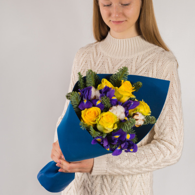 Букет Мороз и солнце с розами, ирисами и еловыми ветками N 72272