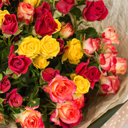 Букет из ярких кустовых роз арт. 27803
